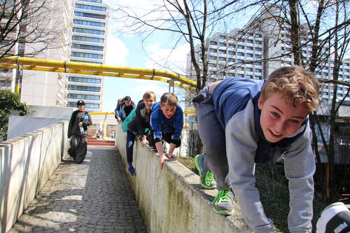 Kinder in einer aktiven Turnhallen-Situation