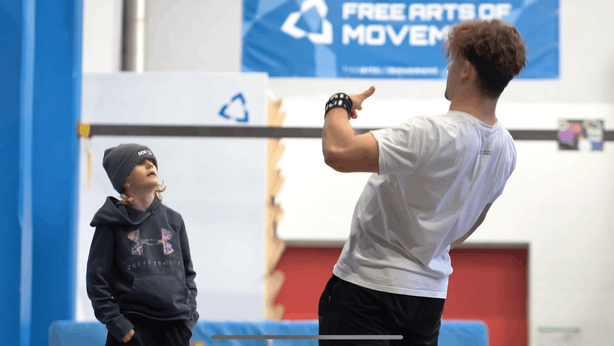 Trainer erklaert Parkour Technik