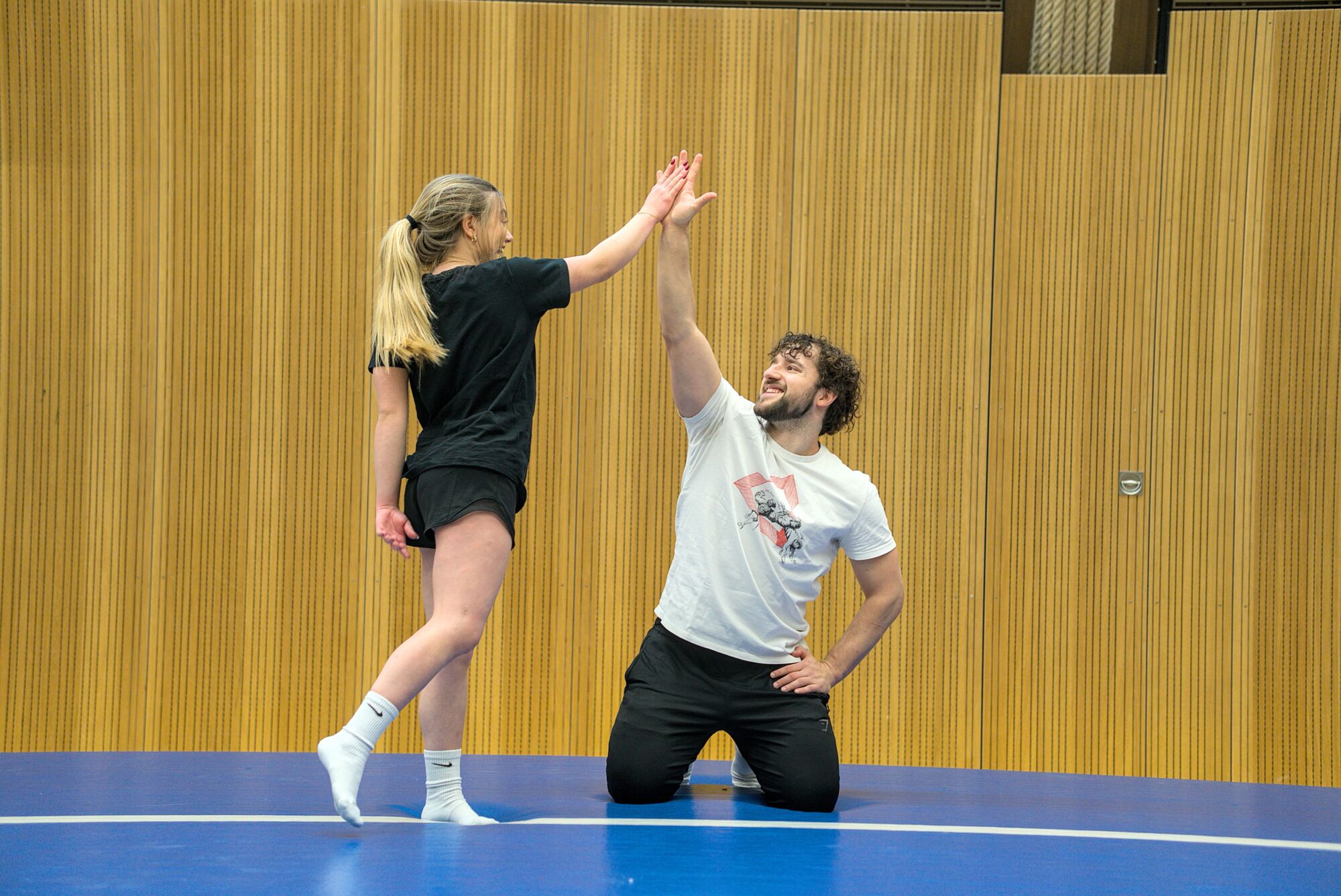 Trainer und Kunde klatschen nach erfolgreichem Training ab