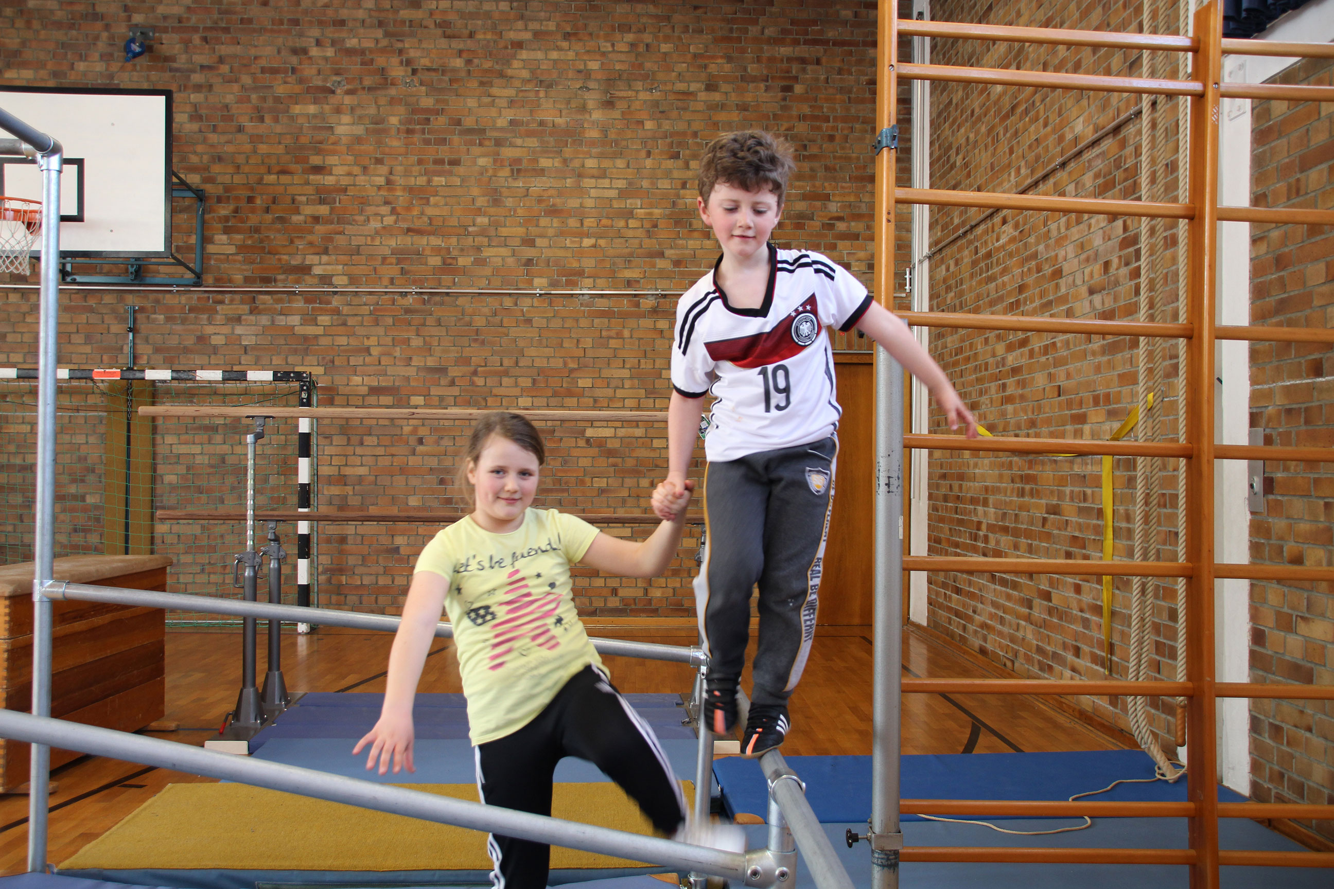 Kinder in einer spielerischen Bewegungsübung