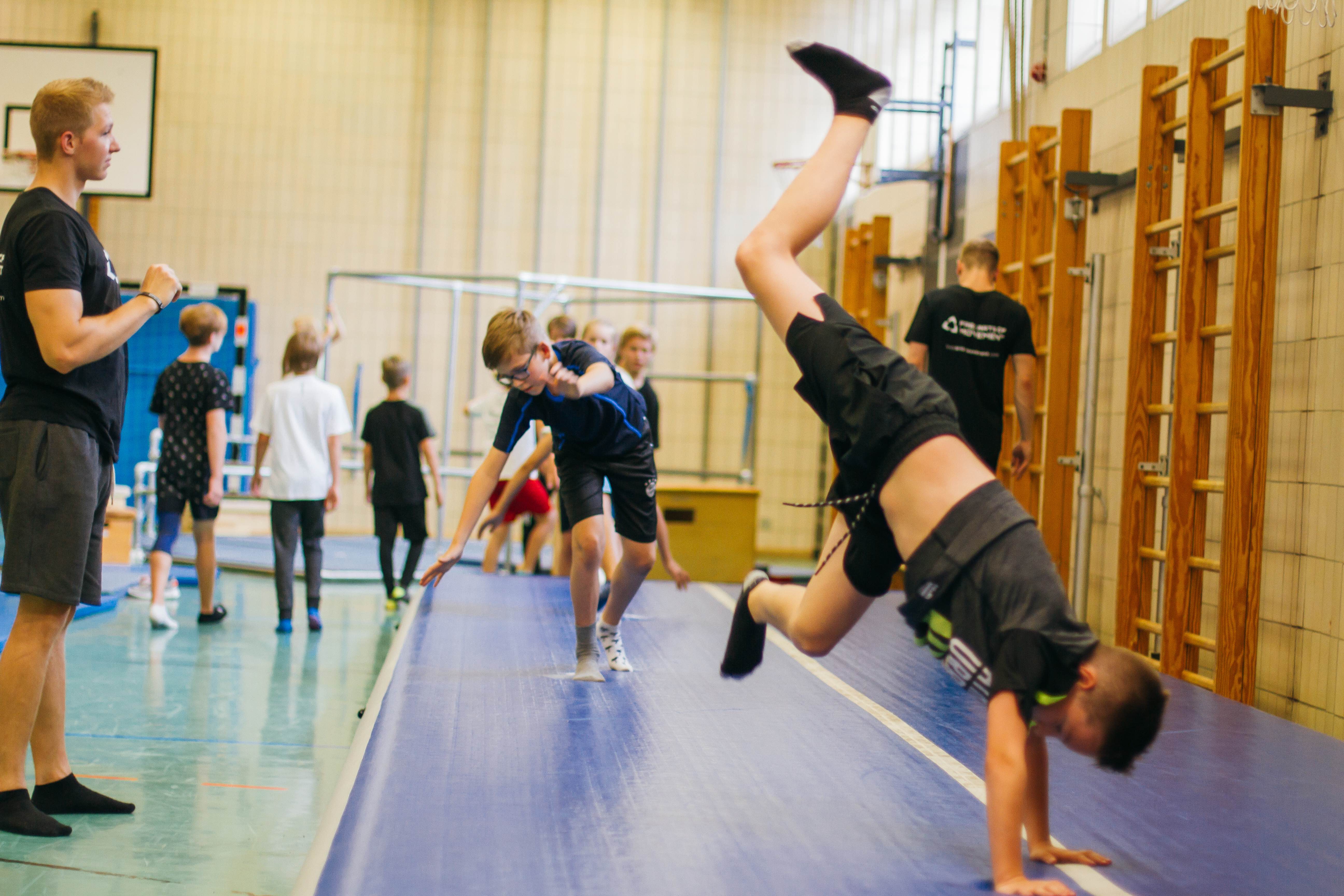 Schulaktion mit Airtrack oder Parkour