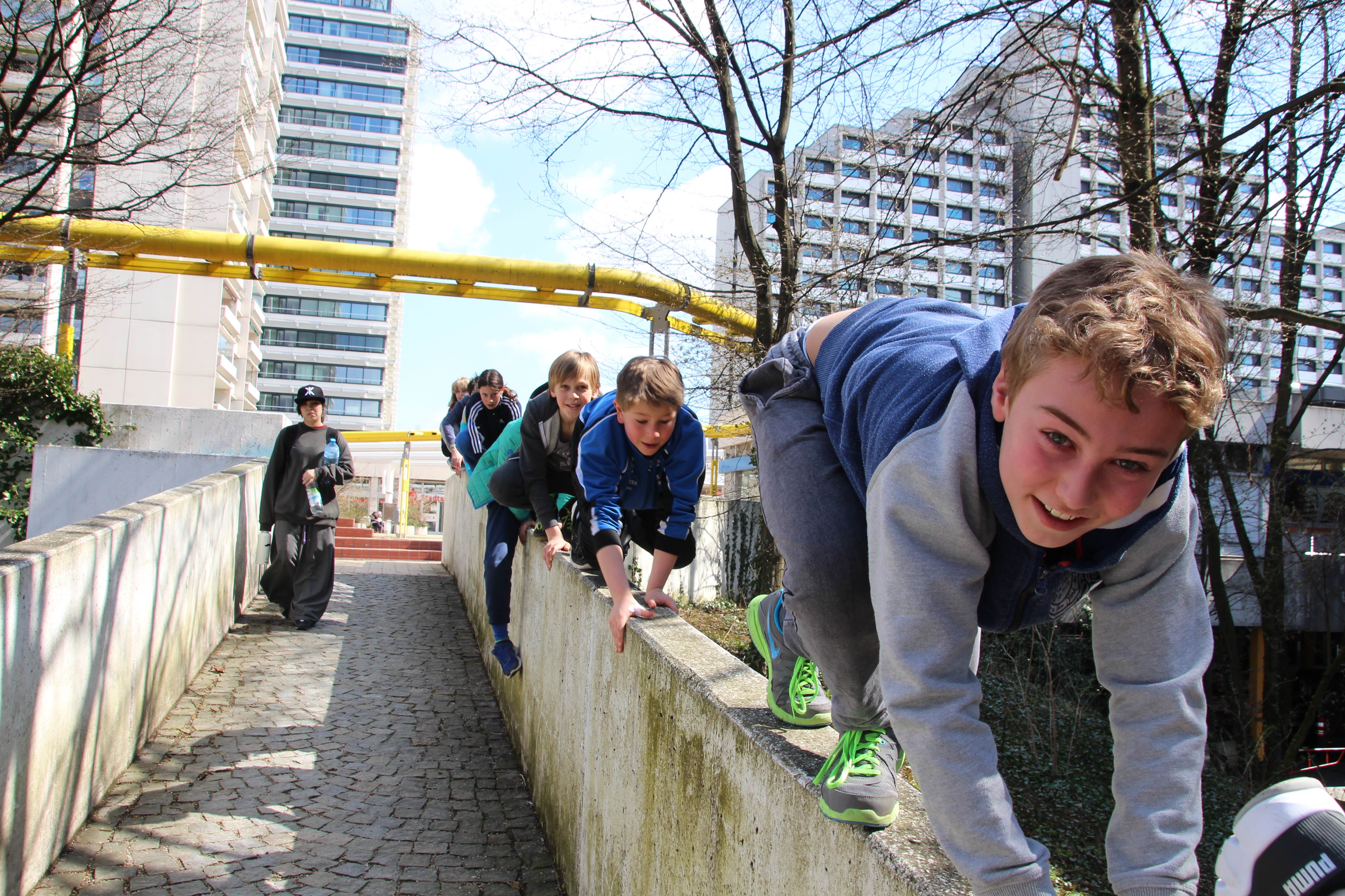 Kinder in einer aktiven Turnhallen-Situation